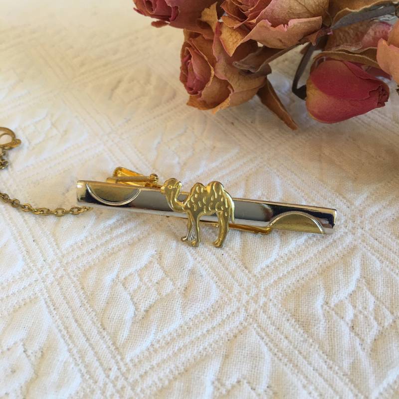 Vintage Camel Krawatten Clip Bar. Kette Zum Befestigen An Knopf. Schöner Verstellclip. Silber Und Gold Finish von VeryVictorianStudio