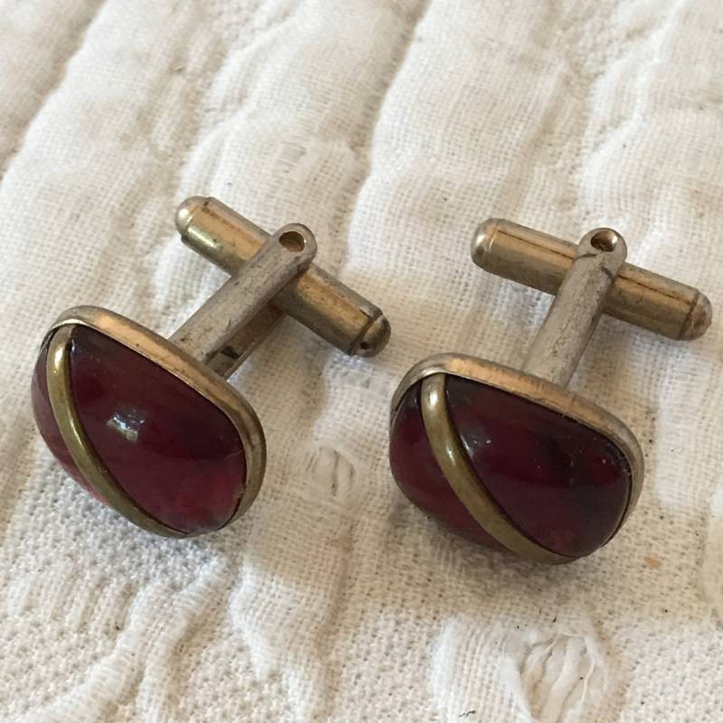 Vintage Cuff Links. Rote Glasbläser Mit Gold-Brass Streifen Diagonal Auf Glas Schöne Manschetten-Links Für Mann Oder Frau von VeryVictorianStudio
