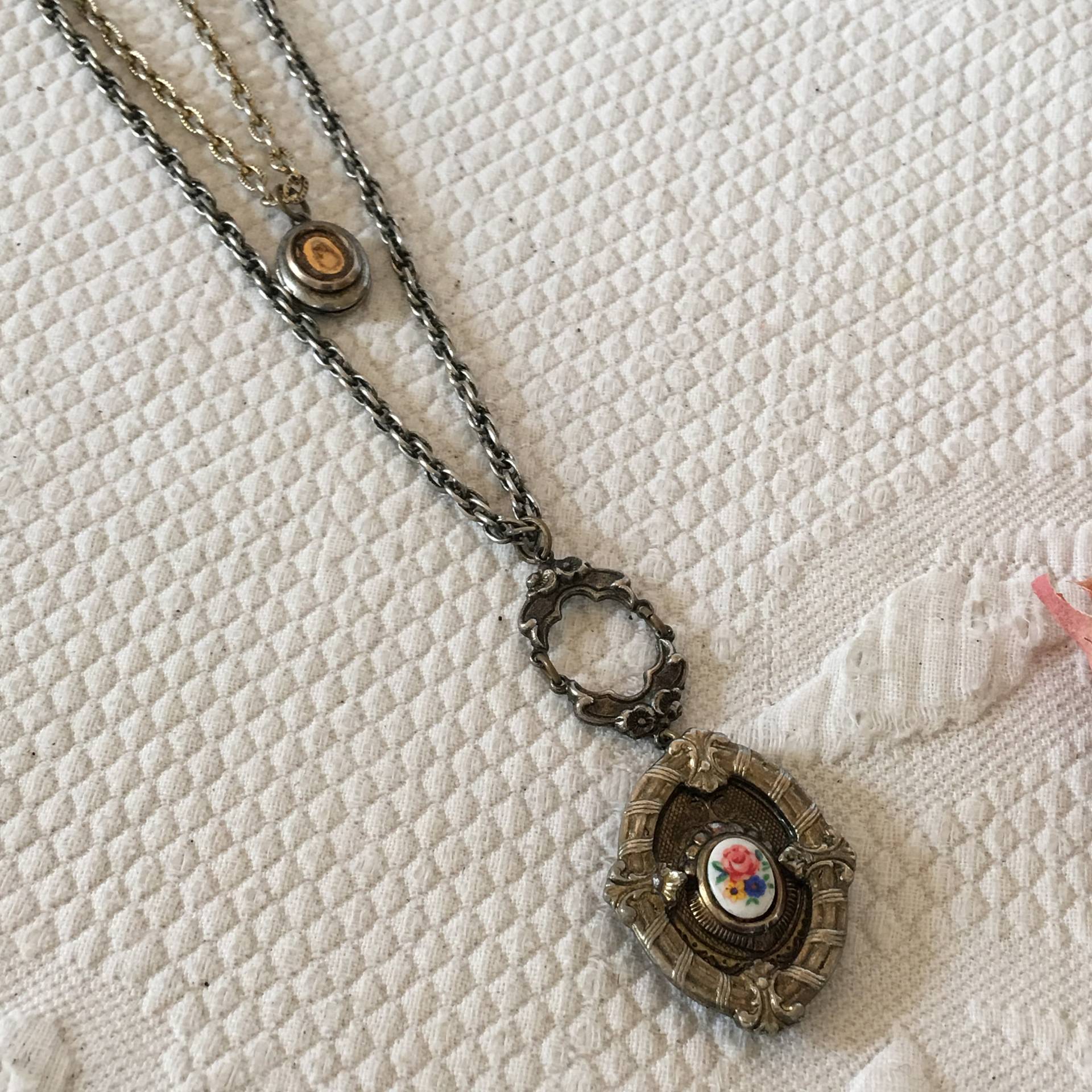 Vintage Doppel Medaillons An Gold Und Silber Kette. Geprägte Ausgefallene Designs Auf Außen - Innenseite Des Größeren Medaillons von VeryVictorianStudio