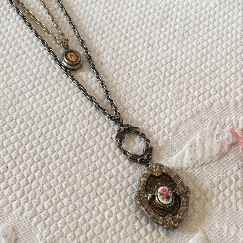 Vintage Doppel Medaillons An Gold Und Silber Kette. Geprägte Ausgefallene Designs Auf Außen - Innenseite Des Größeren Medaillons von VeryVictorianStudio