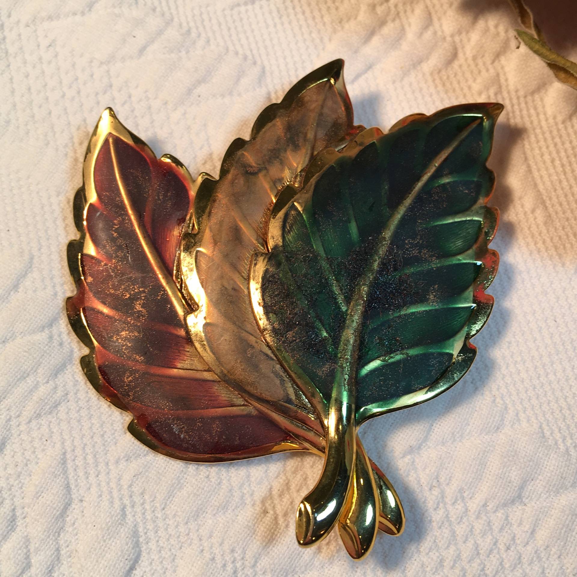 Vintage Drei Blatt Pin Brosche. Rote, Braune Und Grüne Überlappende Blätter Auf Gold. Stiele Legen Sanft Zusammen. Ideal Für Mantel, Jacke Oder Hut von VeryVictorianStudio