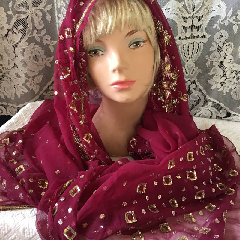 Vintage Dunkellila Dupatta Schal. Exquisite Gold Metallic Stickerei Und Perlen Mit Winzigen Pailletten. Hand Bestickt. Wunderschön von VeryVictorianStudio