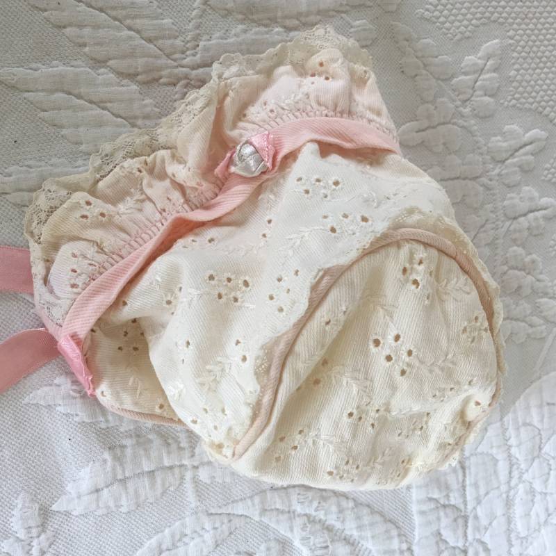 Vintage Gefütterte Baby Mütze. Weißer Kammter Baumwoll-Ösenstoff Mit Hellrosa Schnürung, Frontbesatz Und Satinbändern. Rüschenfront Spitze von VeryVictorianStudio