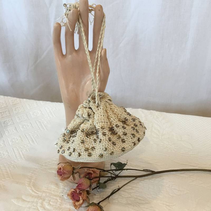 Vintage Gehäkelte Kleine Geldbörse Aus Weißem Innenfutter. Wunderschön Gehäkelt Mit Irisierenden Pailletten Kordelzug Und Quasten Pailletten von VeryVictorianStudio