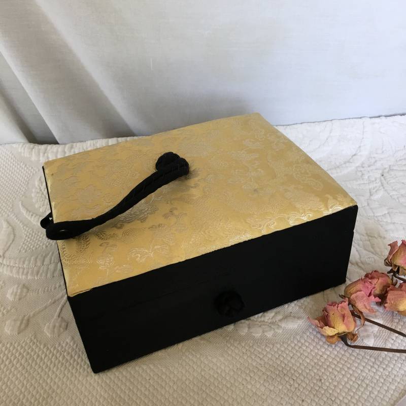 Vintage Gold Brokat Top Schmuck Box Auf Schwarze Stoff-Box. Schnur Und Knoten Verschluss. Fach Mit Ring-Abschnitt Zwei Fächer Plus Unten von VeryVictorianStudio