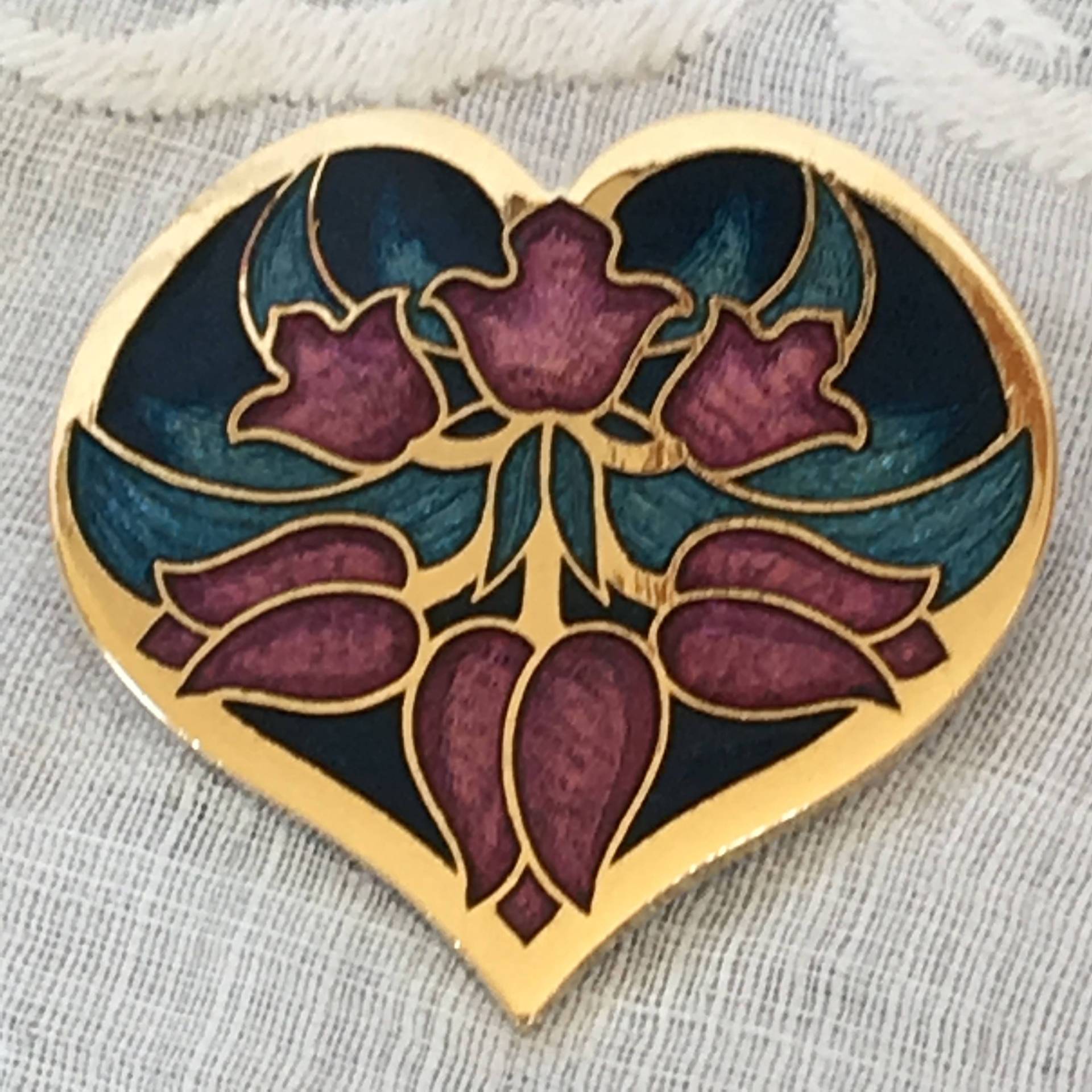 Vintage Gold Feine Emaille-Brosche. Goldrand Und Umreißt Von Blau, Grün Lila Emaille-Tulpe-Blumen-Designs. England-Emaille-Pin von VeryVictorianStudio