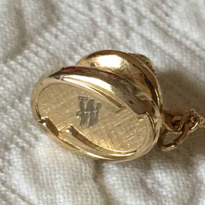 Vintage Gold "M" Oder "W" Krawattennadel Mit Sicherheitskette Und Bar. Monogramm Eines M Auf Kleine Ovale Krawattennadel. Wirbelnden Rand von VeryVictorianStudio