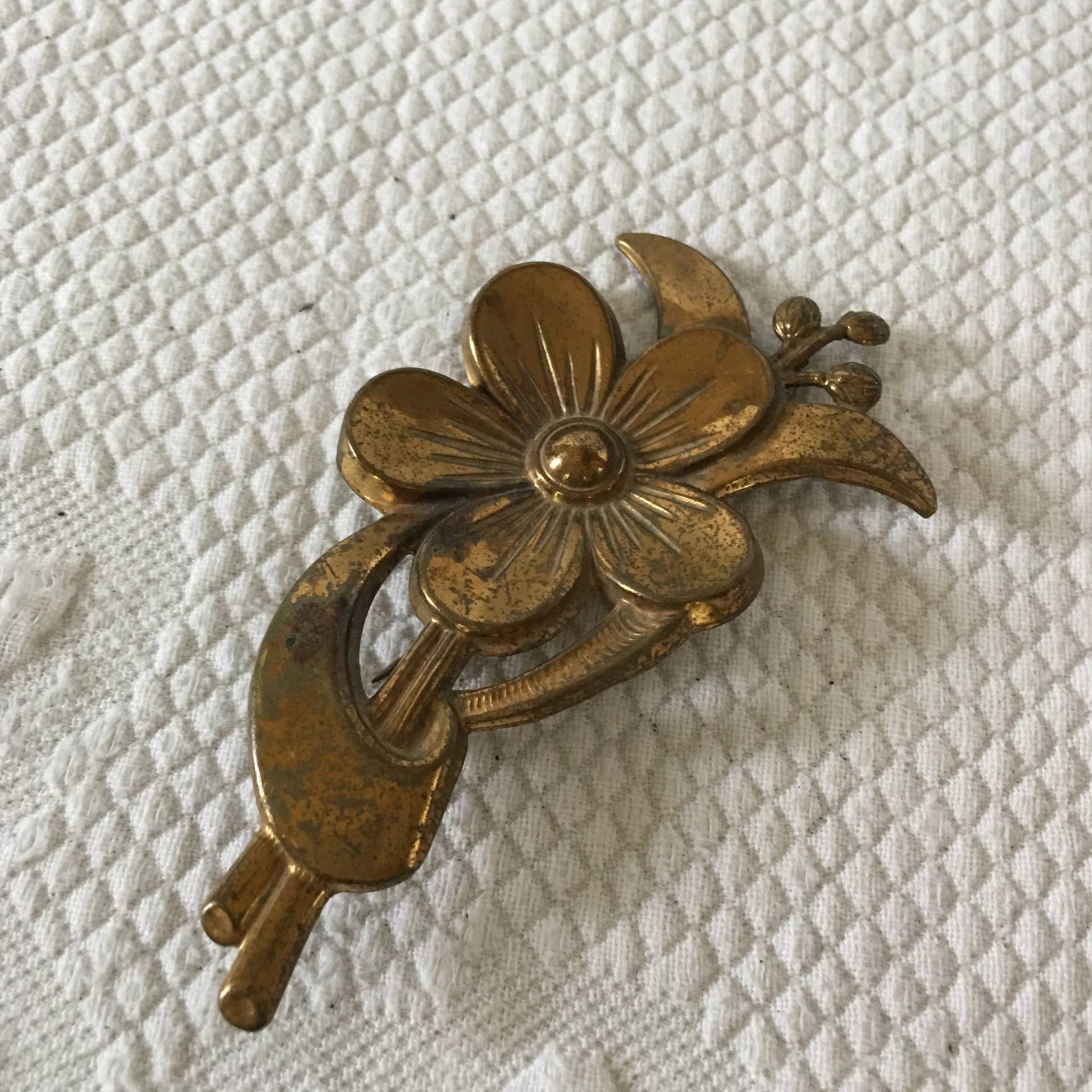 Vintage Gold Metall Blume Auf Stem Mit Wirbelnden Formen Pin. Messing Pin Brosche von VeryVictorianStudio