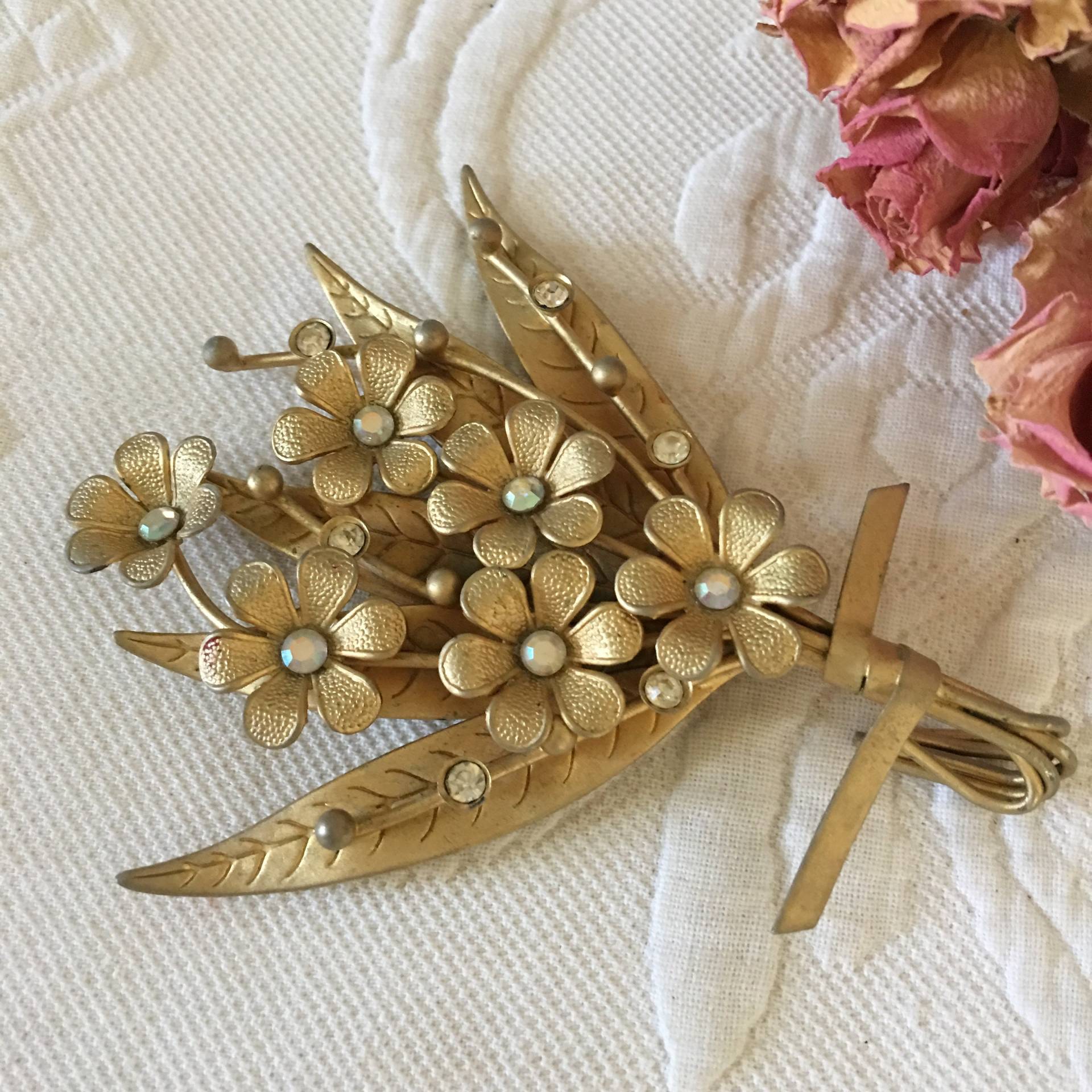 Vintage Gold-Metall Blumen Und Blatt-Pin. Blüten Beeren Stängel Mit Strass-Zentren. Stiele in Haufen Metall Band Gebunden von VeryVictorianStudio