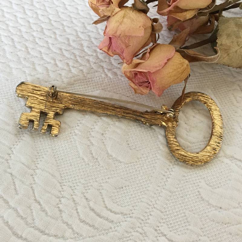 Vintage Gold Schlüssel Pin Brosche. Kunstvollen Designs Auf Metall Pin. Wäre Wunderbar Einem Hut Oder Mantel Vintage Gold Schlüssel Pin Brosche. Kunstvollen Designs Auf Metall Pin. Wäre Wunderbar Einem Hut Oder Mantel von VeryVictorianStudio
