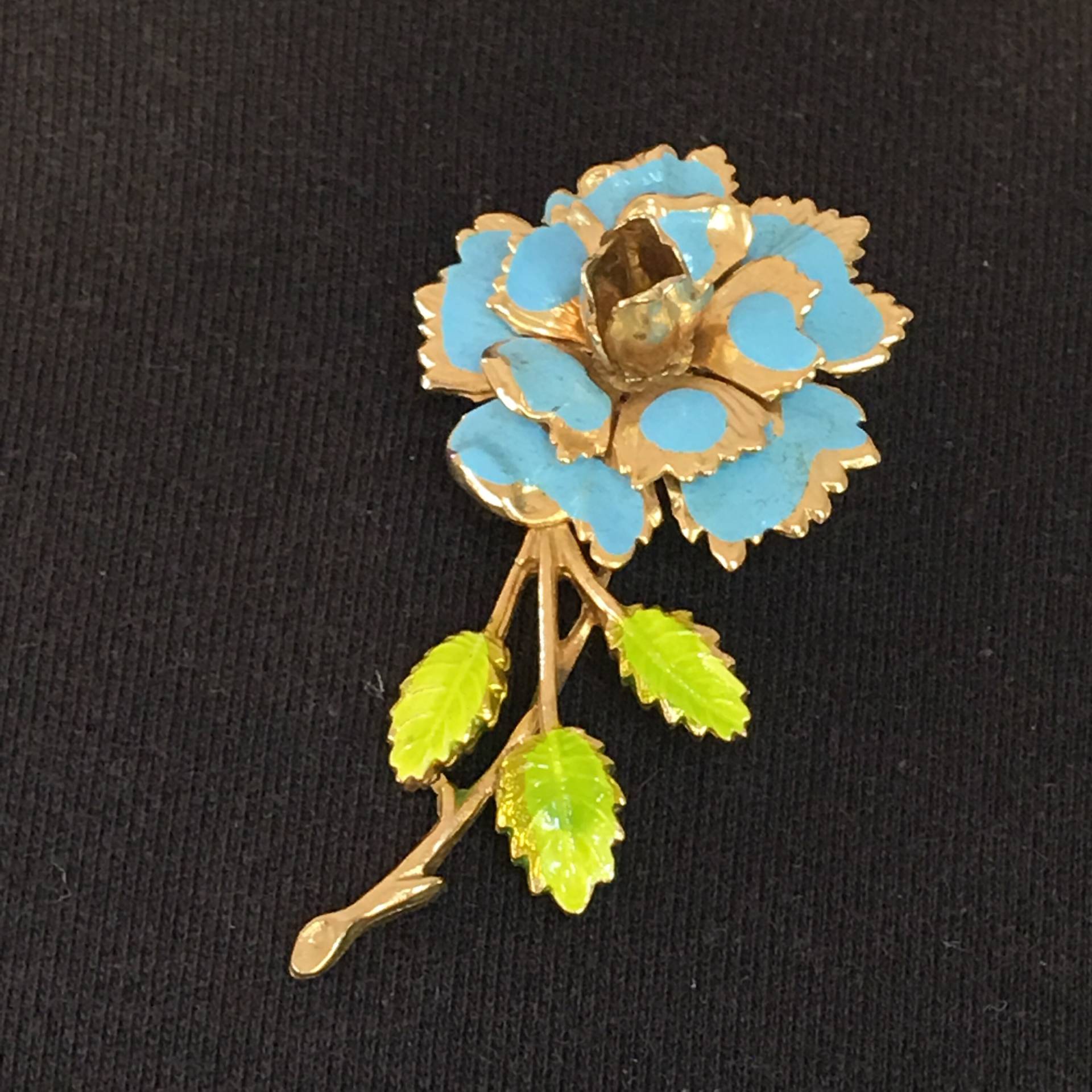 Vintage Gold Ton Blau Blume Pin Brosche Mit Grünen Blättern. Metall-Blume-Pin Bemalten Farbe Hinzugefügt von VeryVictorianStudio