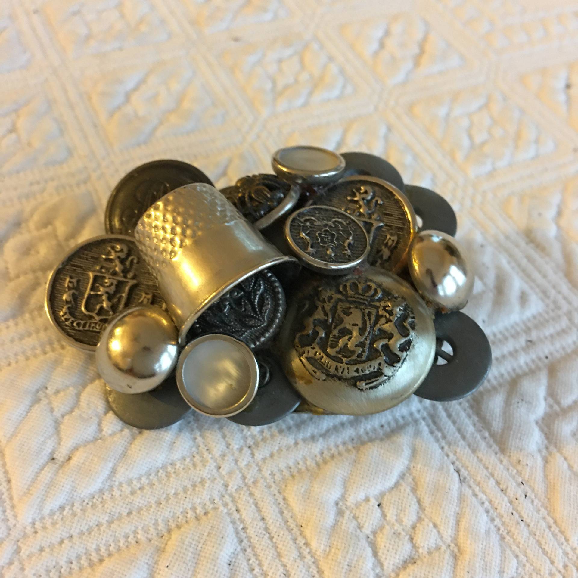 Vintage Knopf Brosche. Handgemachte Silberknöpfe Und Fingerringe, Die Einen Rücken Mit Pin Auf Der Rückseite Zum Tragen Abdecken. Silberne Button Vintage Knopf Brosche. Handgemachte Silberknöpfe Und Fingerringe, Die Einen Rücken Mit Pin Auf Der Rückseite Zum Tragen Abdecken. Silberne Button von VeryVictorianStudio