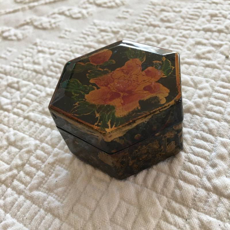 Vintage Lack Handbemalte Hexagon Box. Schwarz Mit Rosa Blüten Und Grünen Blättern Goldmarmorierung Akzentuiert. Rotes Samtfutter von VeryVictorianStudio