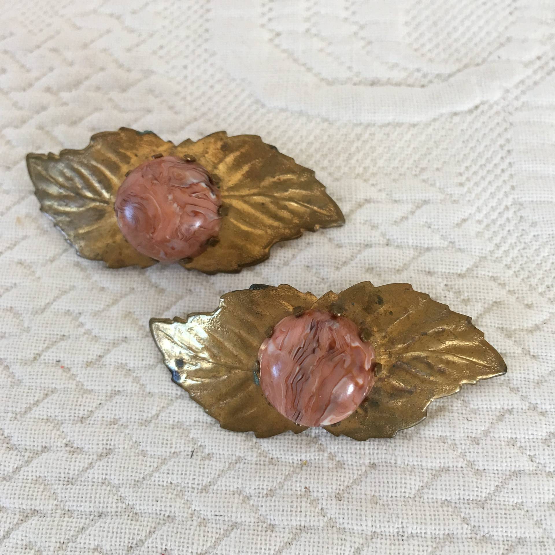 Vintage-Paar Blatt Pins Mit Lachs Steine in Der Mitte Gesetzt. Zwei Einzigartige Pins. Ate Kleid, Hut Oder Jacke von VeryVictorianStudio