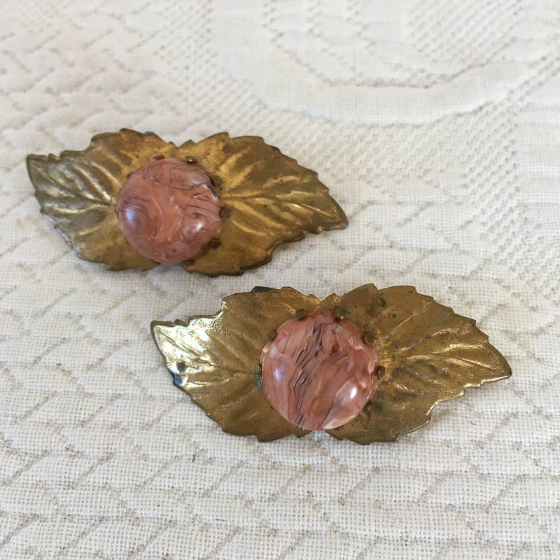 Vintage-Paar Blatt Pins Mit Lachs Steine in Der Mitte Gesetzt. Zwei Einzigartige Pins. Ate Kleid, Hut Oder Jacke Vintage-Paar Blatt Pins Mit Lachs Steine in Der Mitte Gesetzt. Zwei Einzigartige Pins. Ate Kleid, Hut Oder Jacke von VeryVictorianStudio