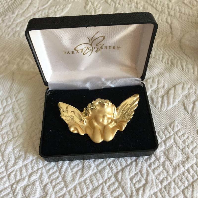 Vintage Sarah Coventry Engel Goldfarben in Einer Entspannten Position, Die Sich An Ihren/ Seinen Ellbogen Lehnt. Wunderschöner Weihnachts Pin von VeryVictorianStudio