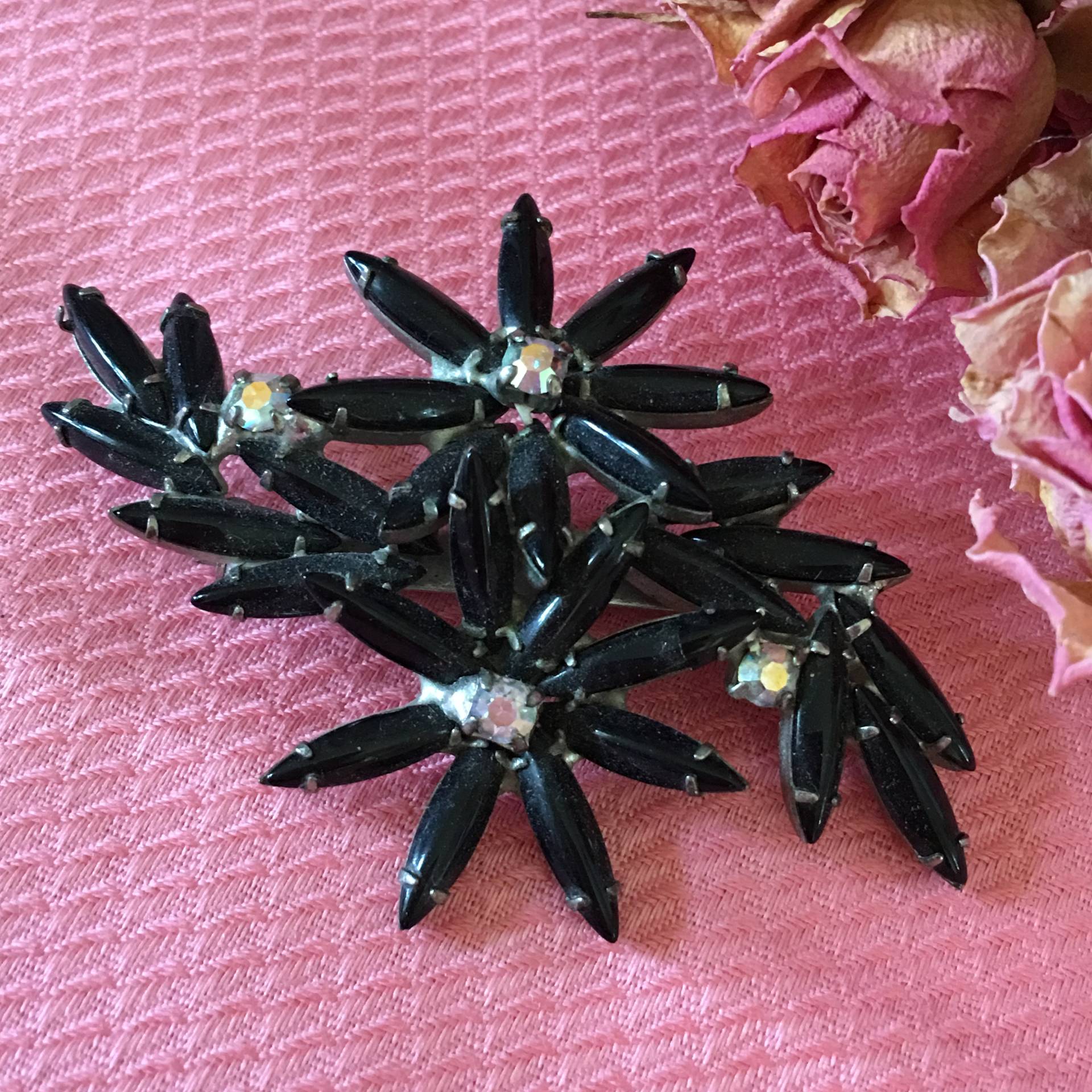 Vintage Schwarze Stein Blumen Mit Strass-Zentren. Schöne Und Weiße Brosche von VeryVictorianStudio
