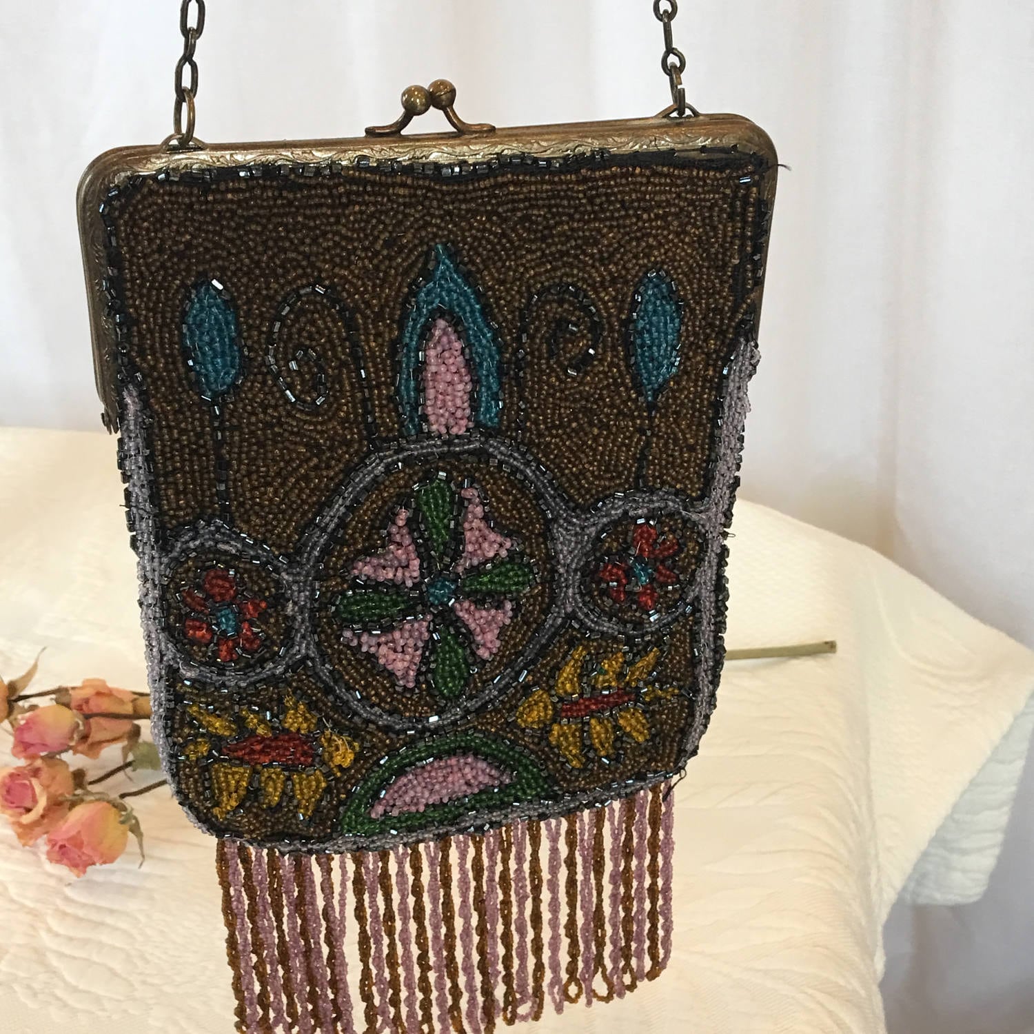 Vintage Seed Bead Artistic Abend Geldbörse. Gold Blau Schwarz Rot Rosa Grün Lavendel Gelb Perlen. Lavendelbraune Perlenfransen. Grausilber Futter von VeryVictorianStudio