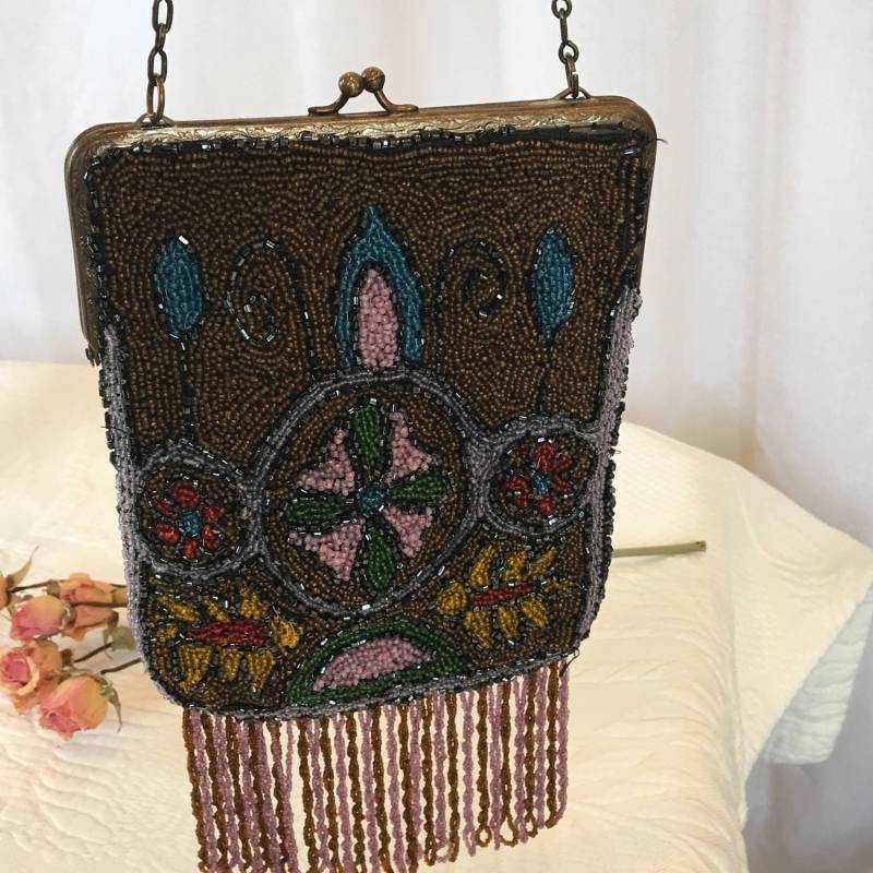 Vintage Seed Bead Artistic Abend Geldbörse. Gold Blau Schwarz Rot Rosa Grün Lavendel Gelb Perlen. Lavendelbraune Perlenfransen. Grausilber Futter von VeryVictorianStudio