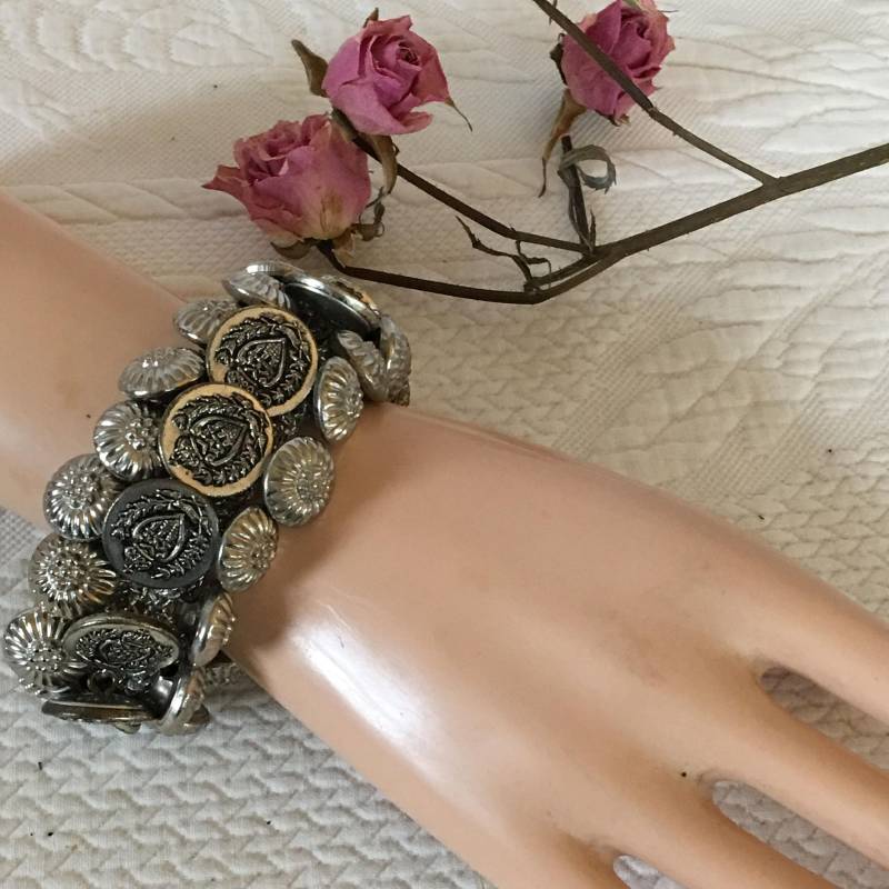 Vintage Silber Knopf Armband. Gehäkelte Dehnbare Kordel Mit 45 Knöpfen Angenäht Für Ein Schönes Armband.passt Zu Mittleren Handgelenken von VeryVictorianStudio