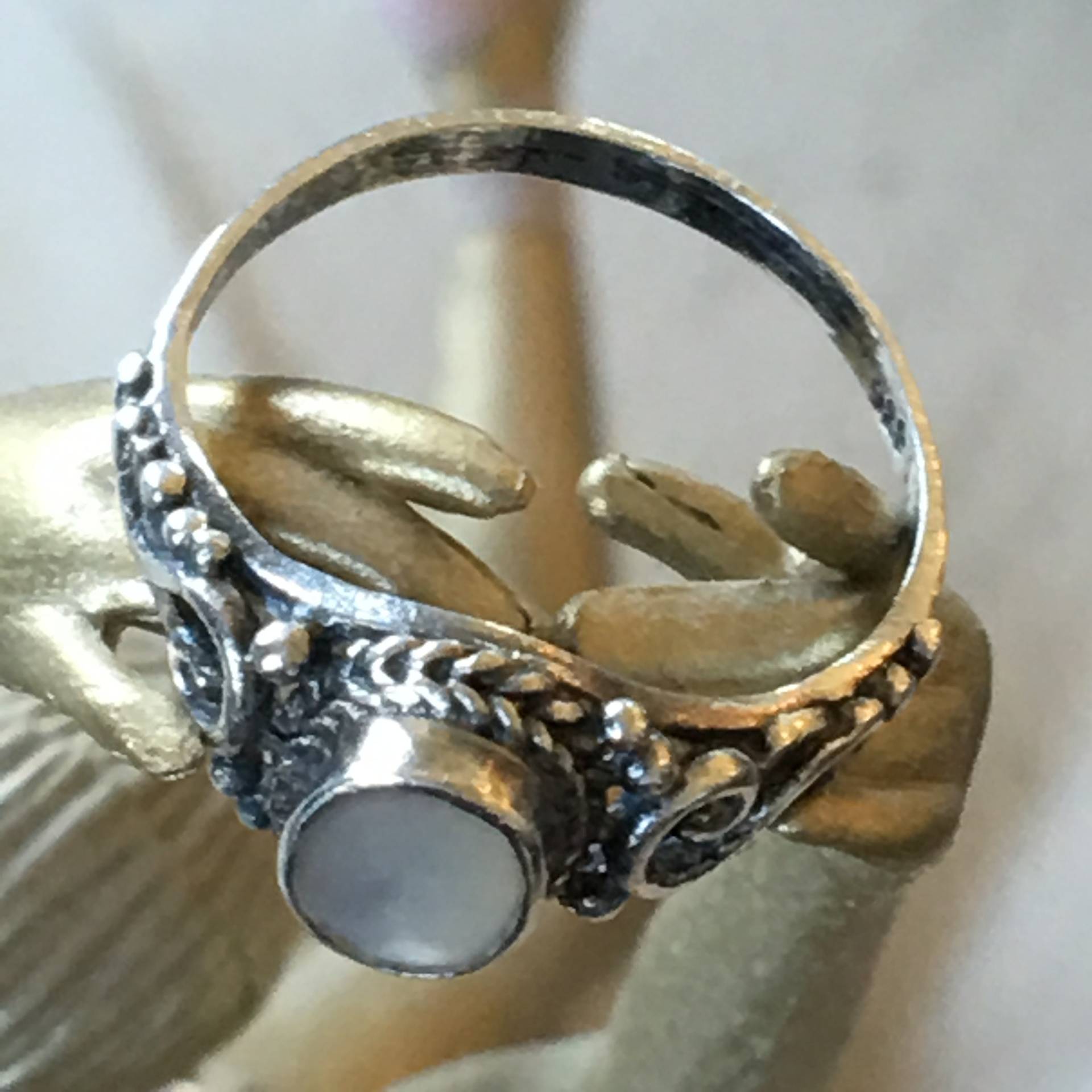 Vintage Silber Ring Mit Mondstein in Weiß. Größe 5 Seitlichem Curly Cue Design Und Seilähnlichem Design von VeryVictorianStudio