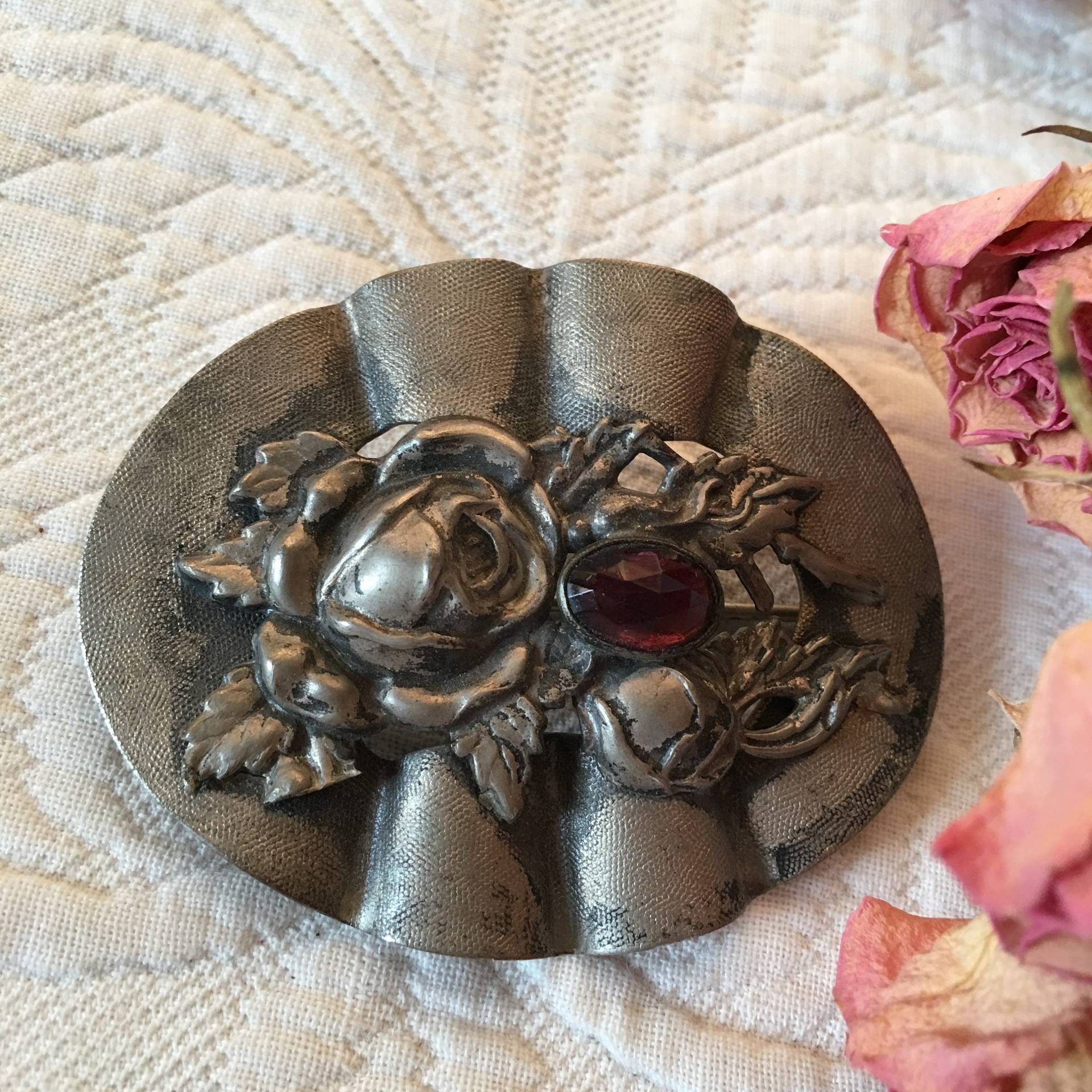 Vintage Silber Rose Brosche Mit Lila Strass. Hintergrund-Pin Überbacken. Verwendung Als Schal Pin Oder Auf Einem Hut Mantel von VeryVictorianStudio