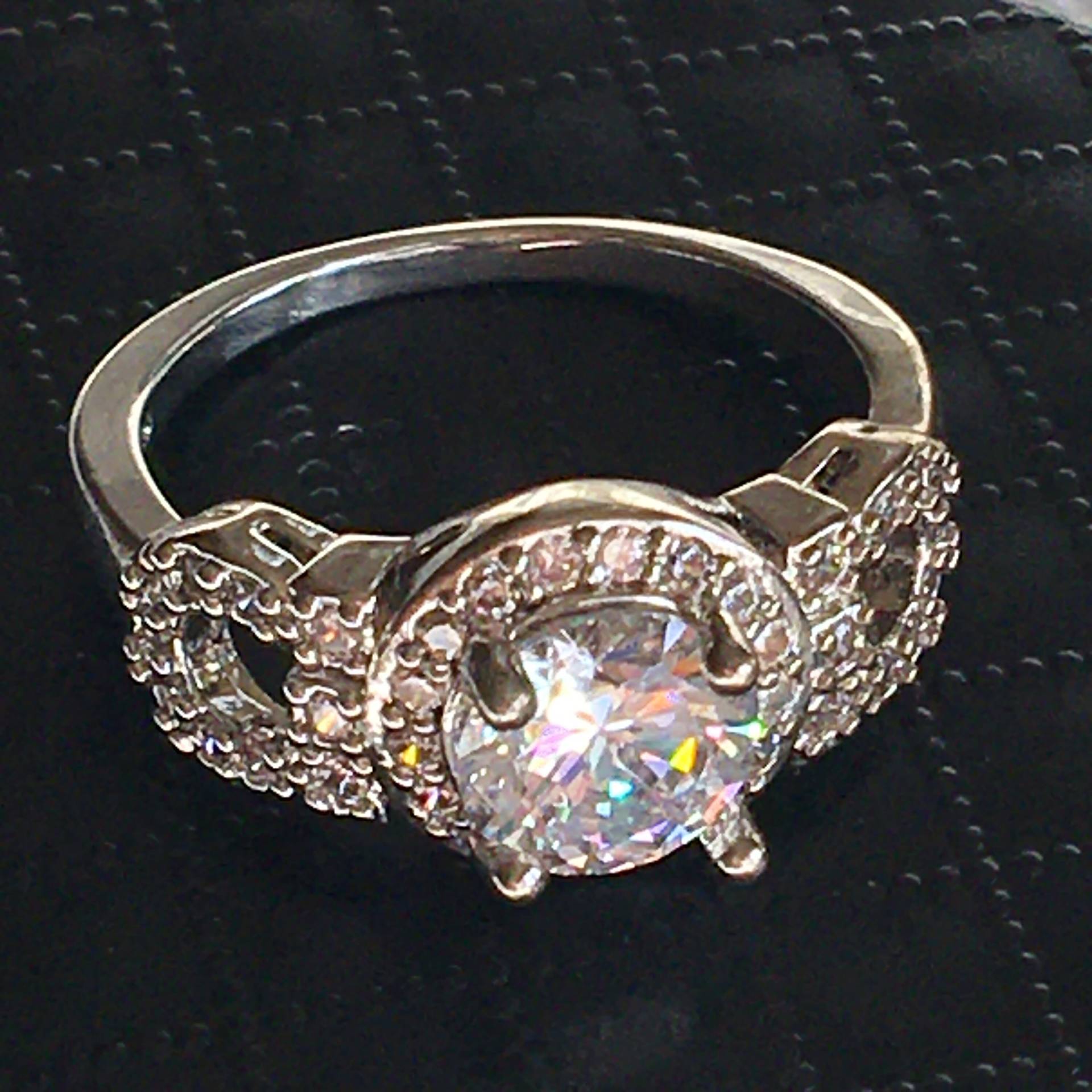 Vintage Sterling Silber Ring. Geschildert S925. Großer Runder Farblos Funkelnder Kunstdiamant. Umgeben Von Pflastersteinen Und Auf Band. Größe 9 Vintage Sterling Silber Ring. Geschildert S925. Großer Runder Farblos Funkelnder Kunstdiamant. Umgeben Von Pflastersteinen Und Auf Band. Größe 9 von VeryVictorianStudio
