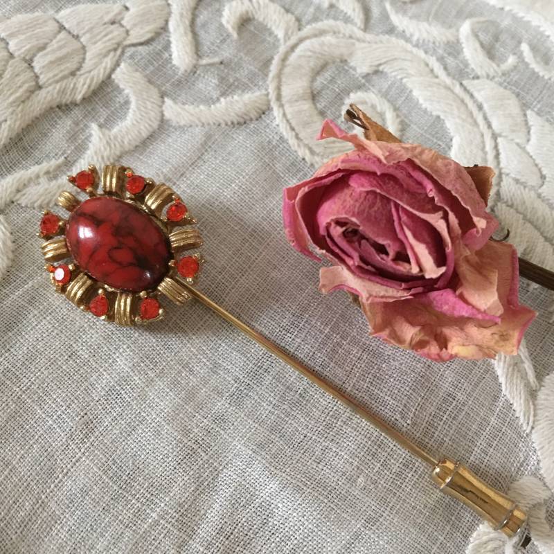 Vintage Stick-Stift. Gold Und Rot Anstecknadel. Rot Strass Umgibt Einen Roten Schwarzen Stein in Oval Einstellung. Schützende Stick Pin Ende Vintage Stick-Stift. Gold Und Rot Anstecknadel. Rot Strass Umgibt Einen Roten Schwarzen Stein in Oval Einstellung. Schützende Stick Pin Ende von VeryVictorianStudio