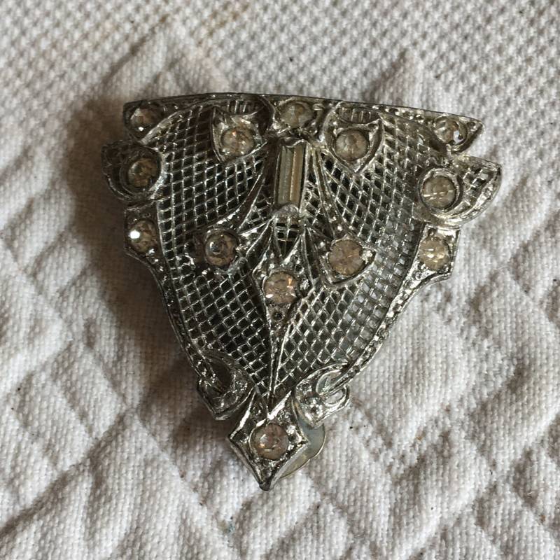 Vintage Strass Clip Für Geldbörse Oder Halsrand. Dreieckige Form Mit Filigraner Durchbrochener Rückseite Strasssteinen. Charmant von VeryVictorianStudio