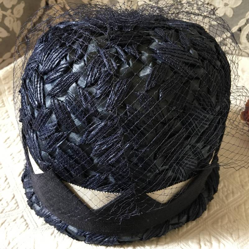 Vintage Strohhut Aus Raffia in Der Marine Im Flapper Stil. Dreieckiges Ripsband Mit Doppeltem Dekorativen Hutband. Schleier Bedeckt Hut von VeryVictorianStudio