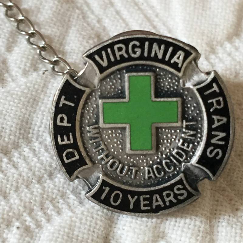 Vintage Virginia Transpartation Abteilung Pin. 10 Jahre Ohne Unfall. Grünes Kreuz Auf Silber Und Schwarz Pin Krawatte Kette Mit Bar von VeryVictorianStudio