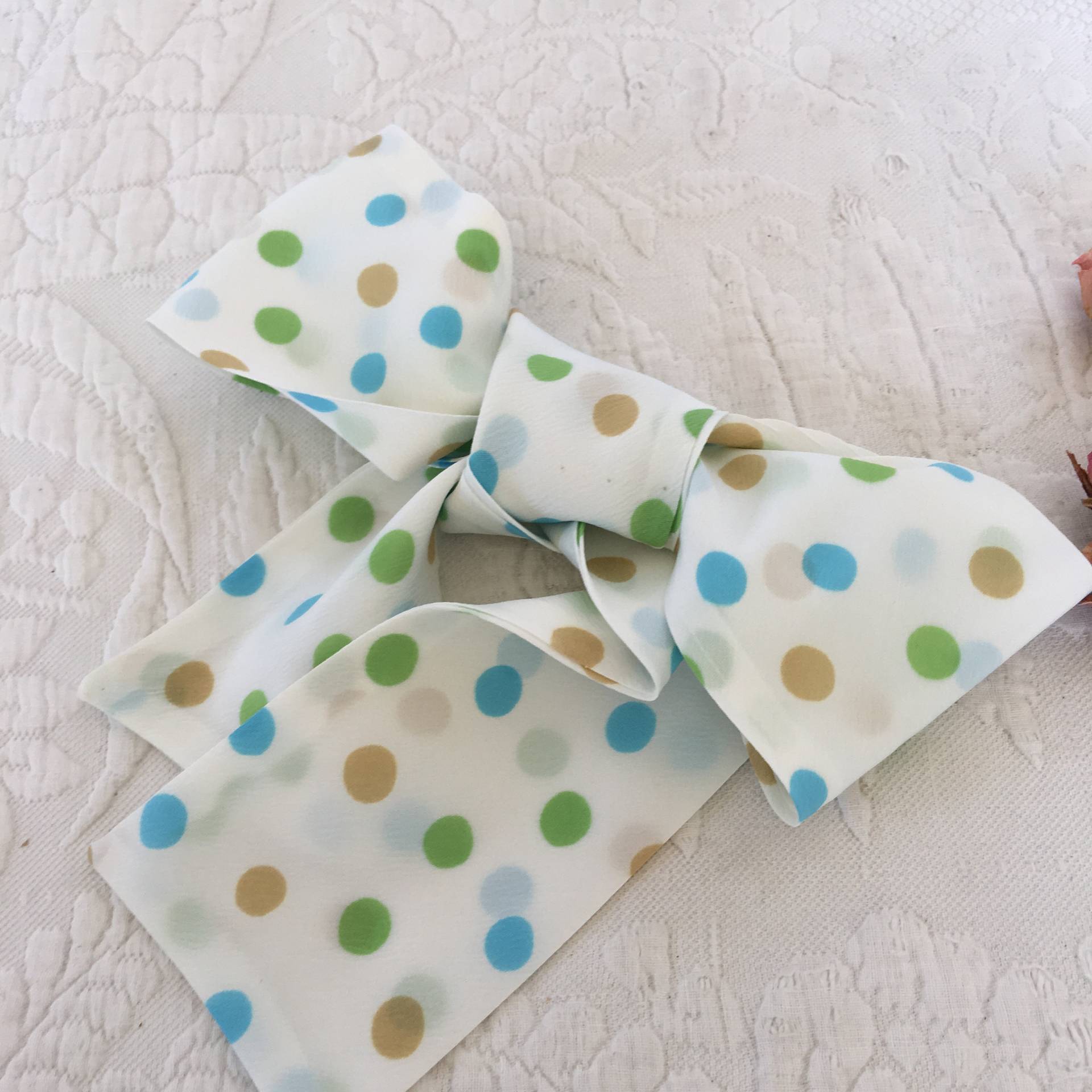 Vintage Weiße Crepe Schleife Mit Blauen, Grünen Und Tannen Punkten. Trage Als Schärpe Oder Krawatte Schleife. Am Hals Füge Eine Mütze Geldbörse Hinzu von VeryVictorianStudio