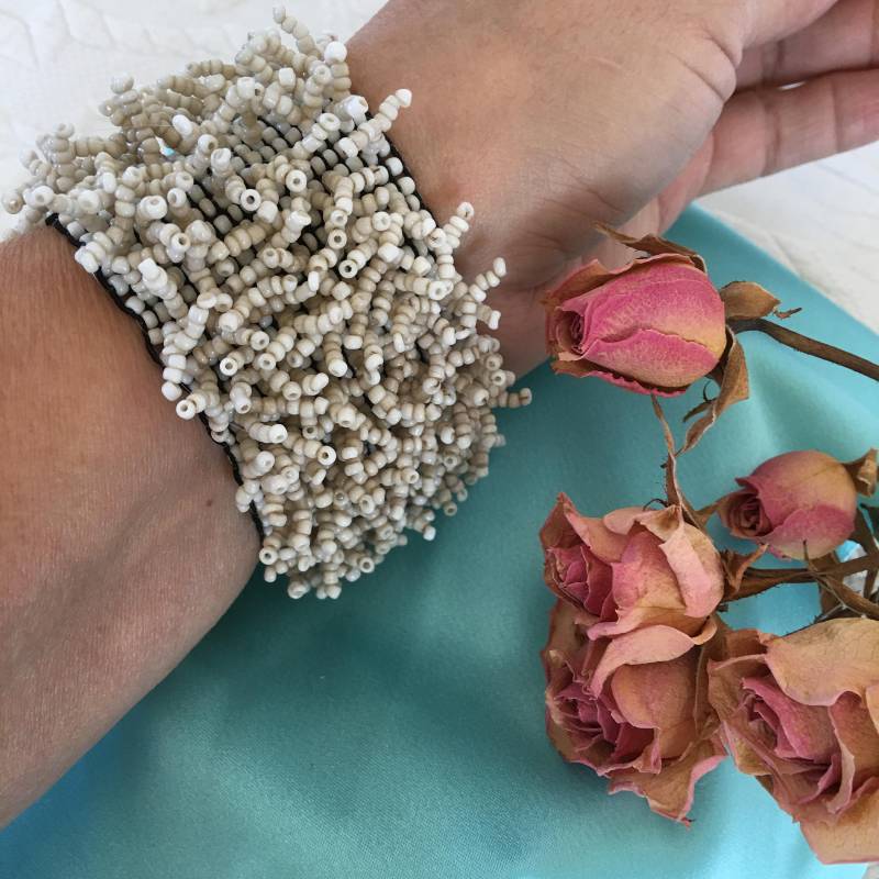 Vintage Weiße Perlen Armband. Stretch Armband Mit Überzogen Und Dann Losen Perlensträngen Überzogen von VeryVictorianStudio