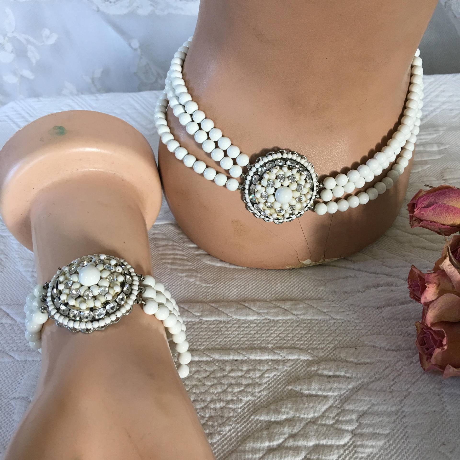 Vintage Weiße Perlen Und Strass Armband Collier-Set. Drei-Strang Mit Großen Medaillon Schmuck-Set von VeryVictorianStudio