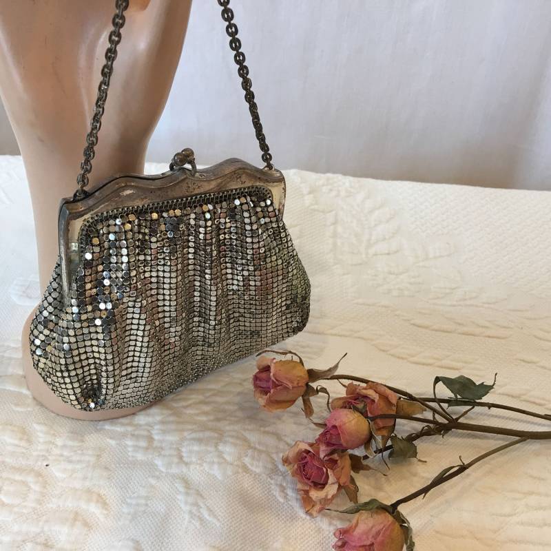 Vintage Whiting Und Davis Silber Mesh Abendtasche Mit Druckknopfverschluss Flacher Gliederkette. Kleine Silberne Netztasche Abendtasche von VeryVictorianStudio