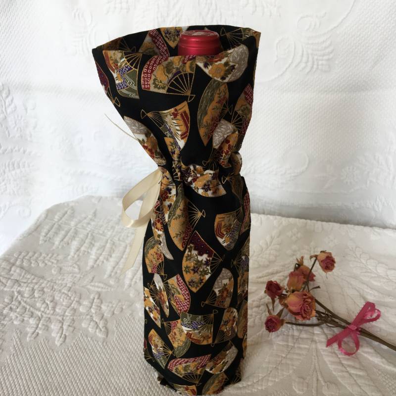 Wählen Sie Hand Made Wine Bottle Cozie Wrap Carrier. Stoff-Präsentation Geschenk-Wrap Für Weinflaschen. Keeper Flaschenträger von VeryVictorianStudio