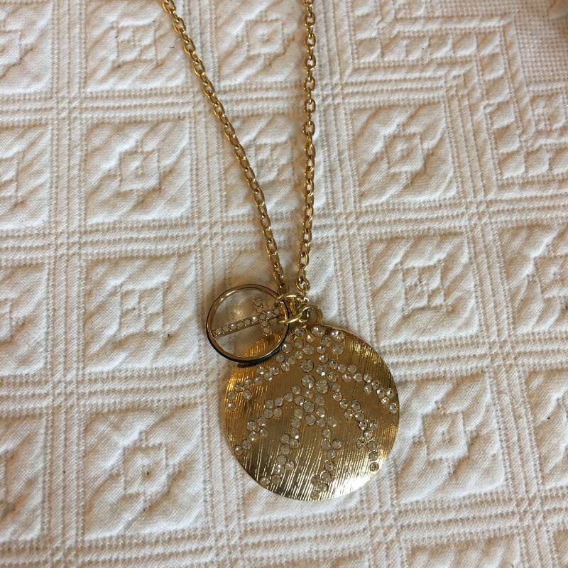 Schöne Gold Ton Texturierte Strass Disk Mit Fenster Platte Kreuz Baumeln An Rolo Kette. Wunderschönes Einzelstück von VeryVictorianStudio