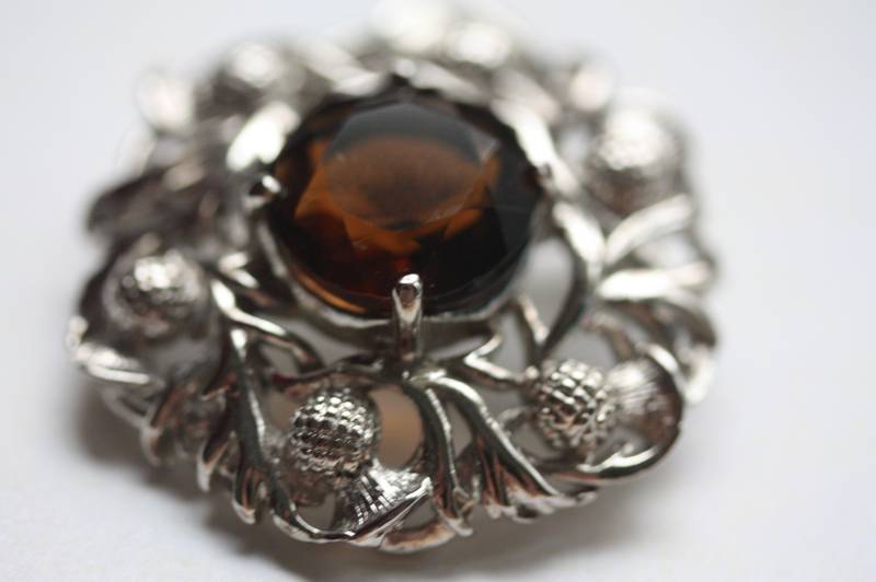 Atemberaubende Vintage Pin Mit Facettierter Mitte von VeryVintageFinds