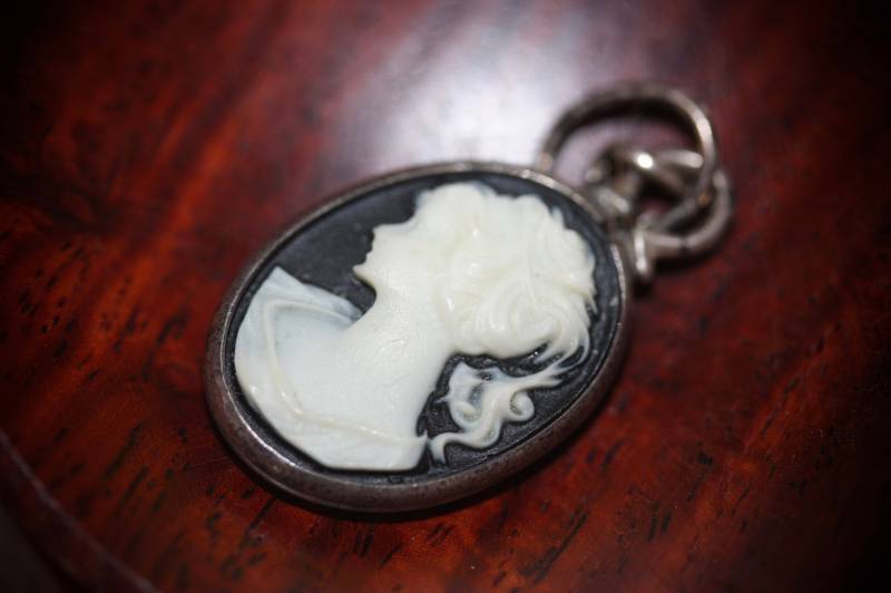 Atemberaubende Vintage Schwarz Und Weiß Sterling Silber Kamee Anhänger von VeryVintageFinds