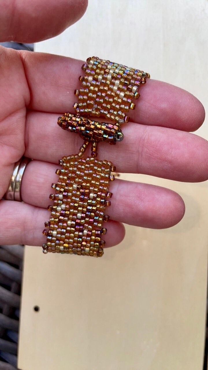 Atemberaubendes Gold Schillerndes Handgefertigtes Perlengewebtes Vintage Armband Mit Handperlen Knebelverschluss Atemberaubendes Gold Schillerndes Handgefertigtes Perlengewebtes Vintage Armband Mit Handperlen Knebelverschluss von VeryVintageFinds