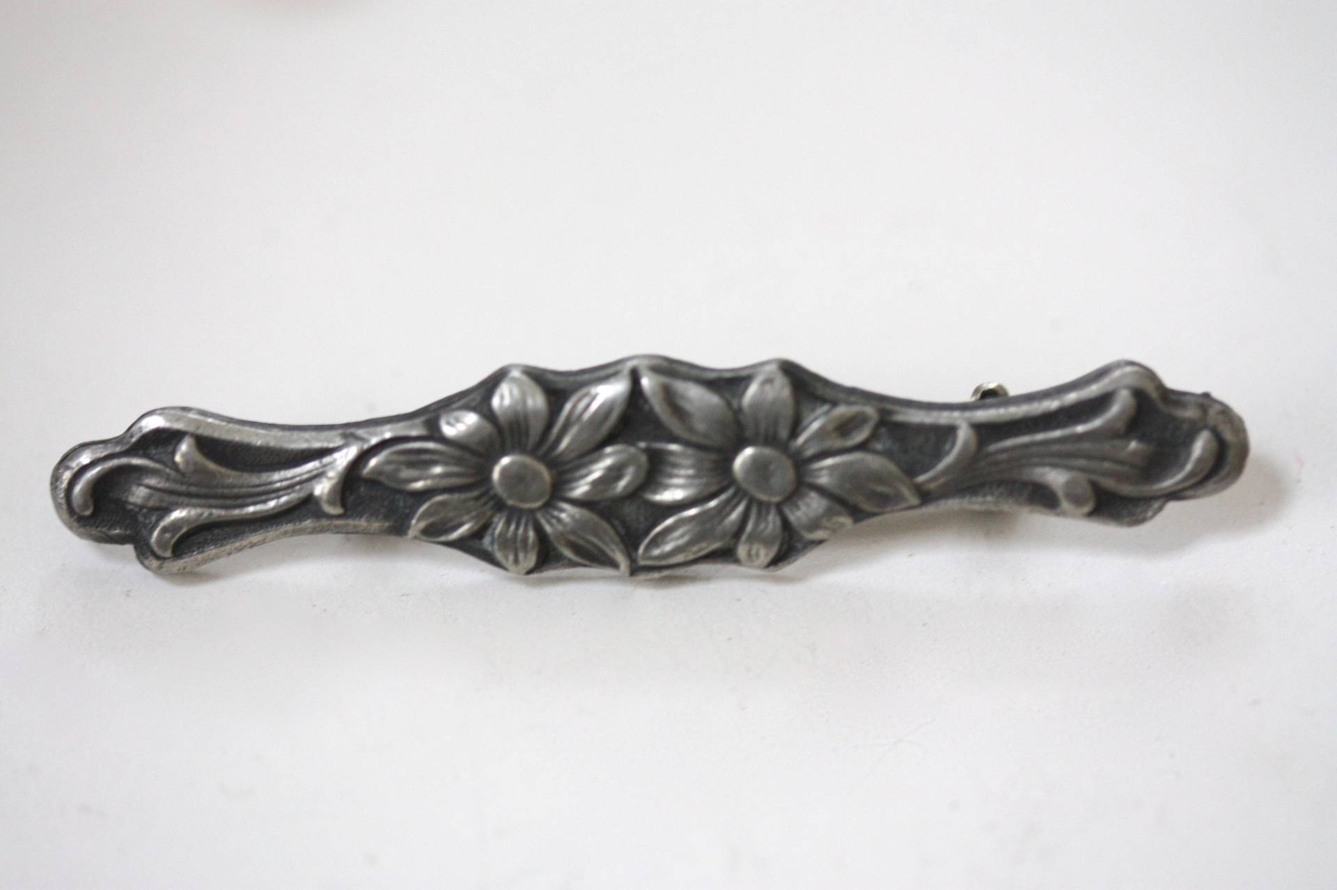 Aufwendig Geschnitzte Vintage Blumen Bar Pin von VeryVintageFinds