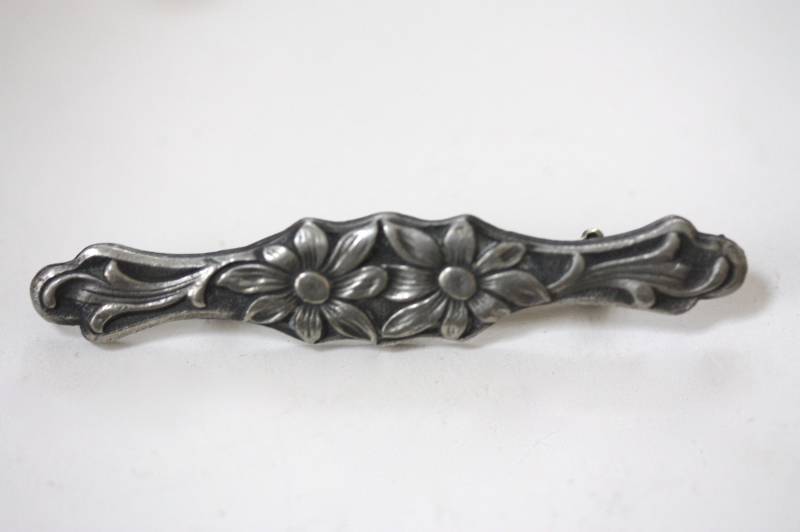 Aufwendig Geschnitzte Vintage Blumen Bar Pin von VeryVintageFinds