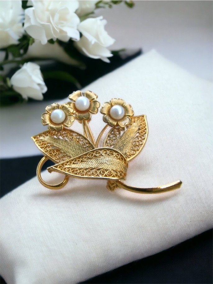 Detaillierter Vintage Filigraner Floraler Pin Mit Kunstperlen von VeryVintageFinds