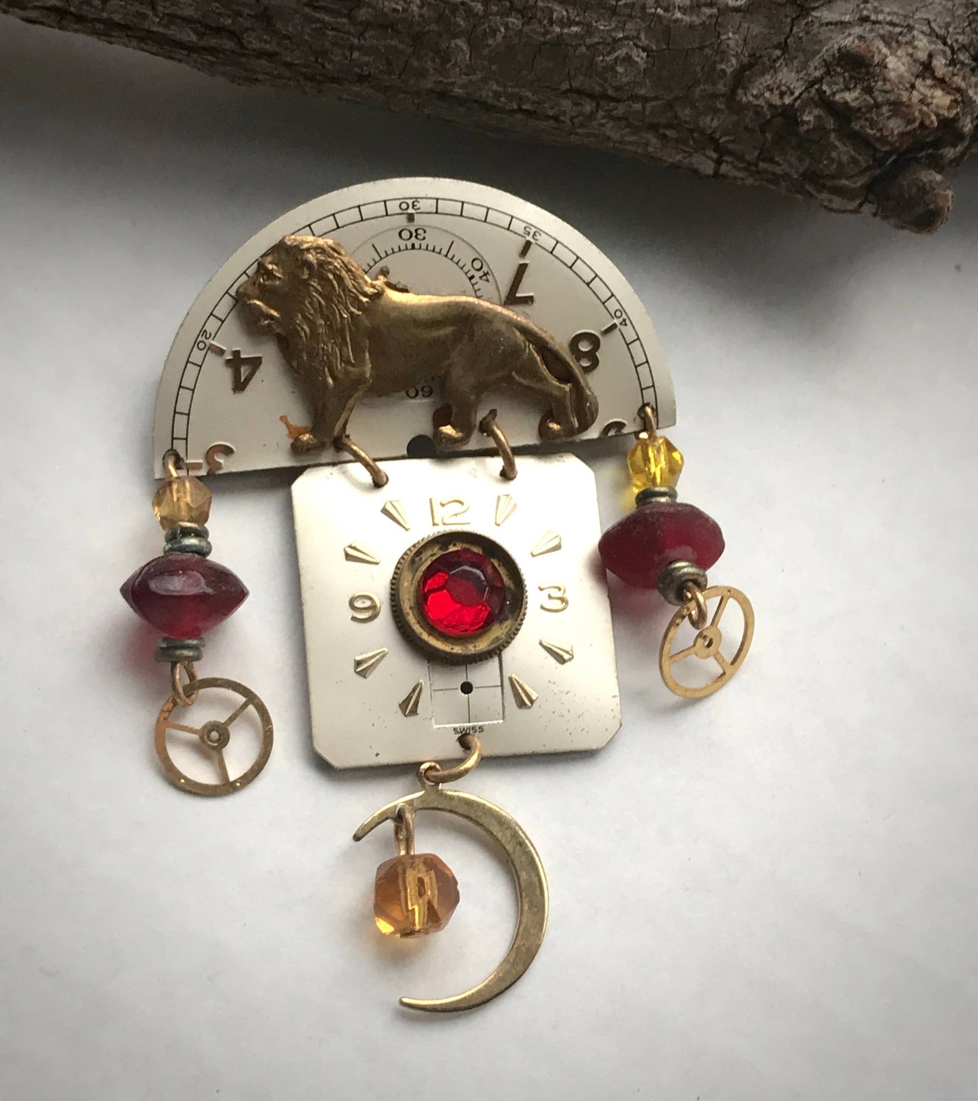Einzigartige Vintage-Anstecknadel Aus Gemischten Materialien - Hergestellt Uhrenteilen Mit Löwe Und Perlen von VeryVintageFinds