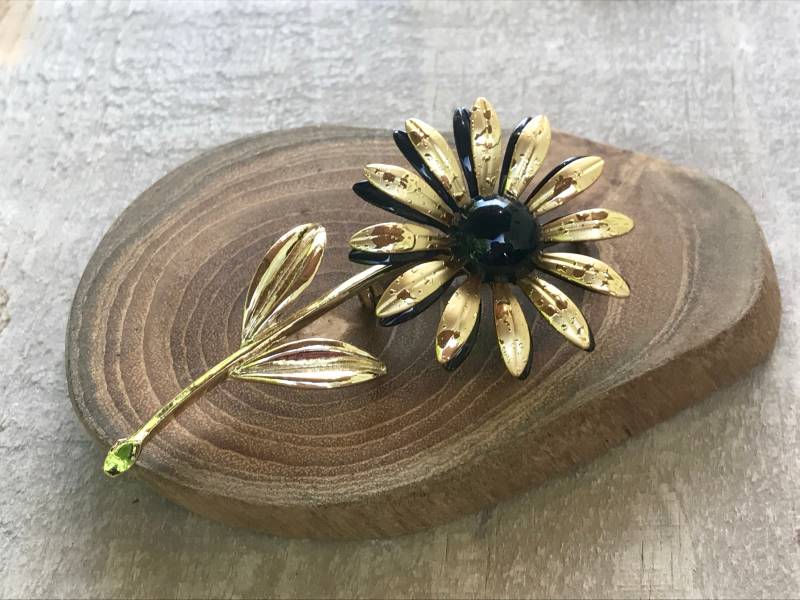 Großer, Lang Gedämmter Goldfarbener Vintage-Blumenstift Mit Schwarzem Zentrum von VeryVintageFinds