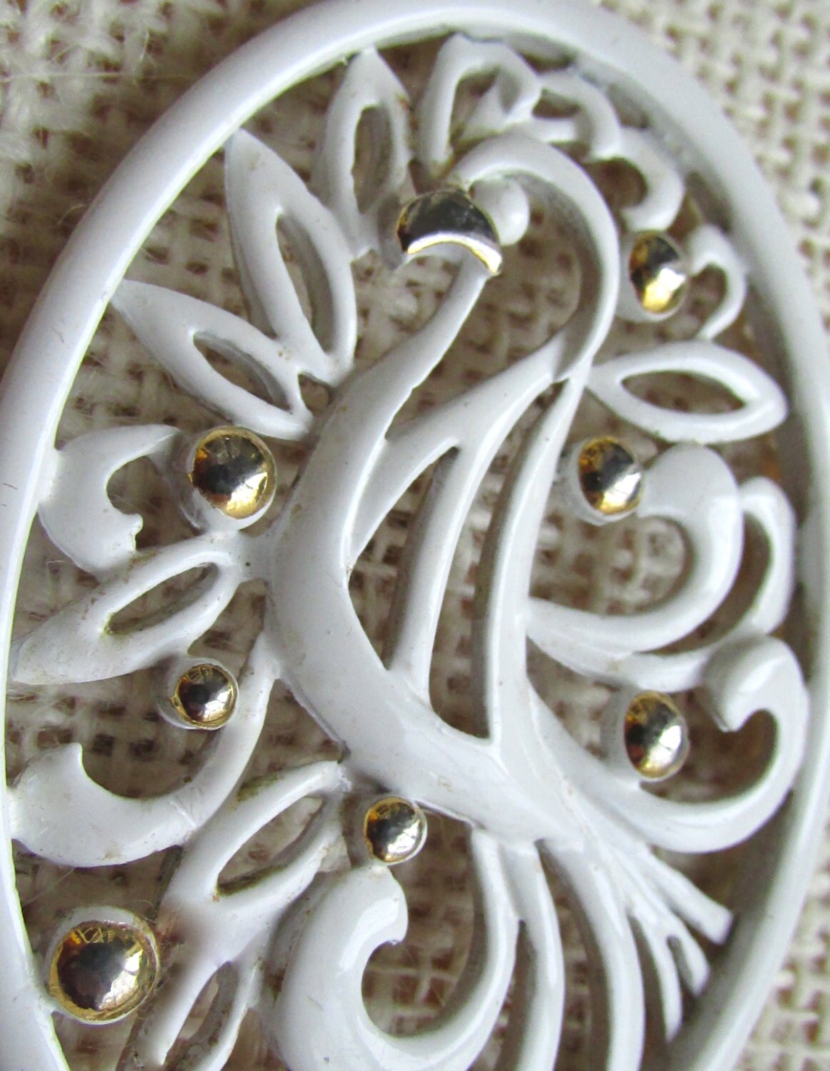 Rar Signiert Monet Paradiesvogel Atemberaubende Weiß/Goldfarbene Lange Vintage Metall Scrollwork Halskette von VeryVintageFinds