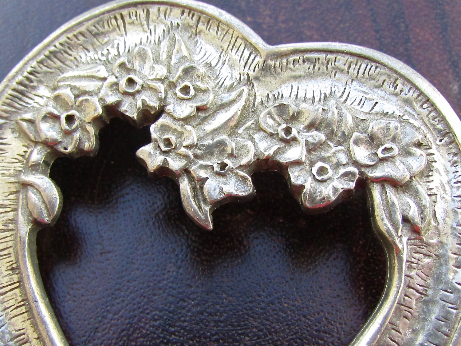 Unterzeichnet Seagull Pewter Kanada - Atemberaubende Art Nouveau Stil Herz Pin Mit Verzieren Kunstvoll Geschnitzte Blumen von VeryVintageFinds