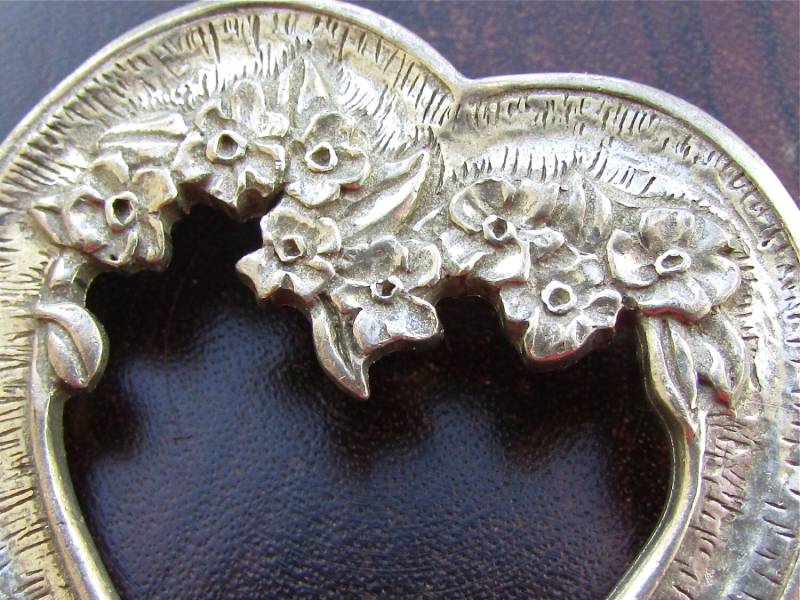 Unterzeichnet Seagull Pewter Kanada - Atemberaubende Art Nouveau Stil Herz Pin Mit Verzieren Kunstvoll Geschnitzte Blumen von VeryVintageFinds