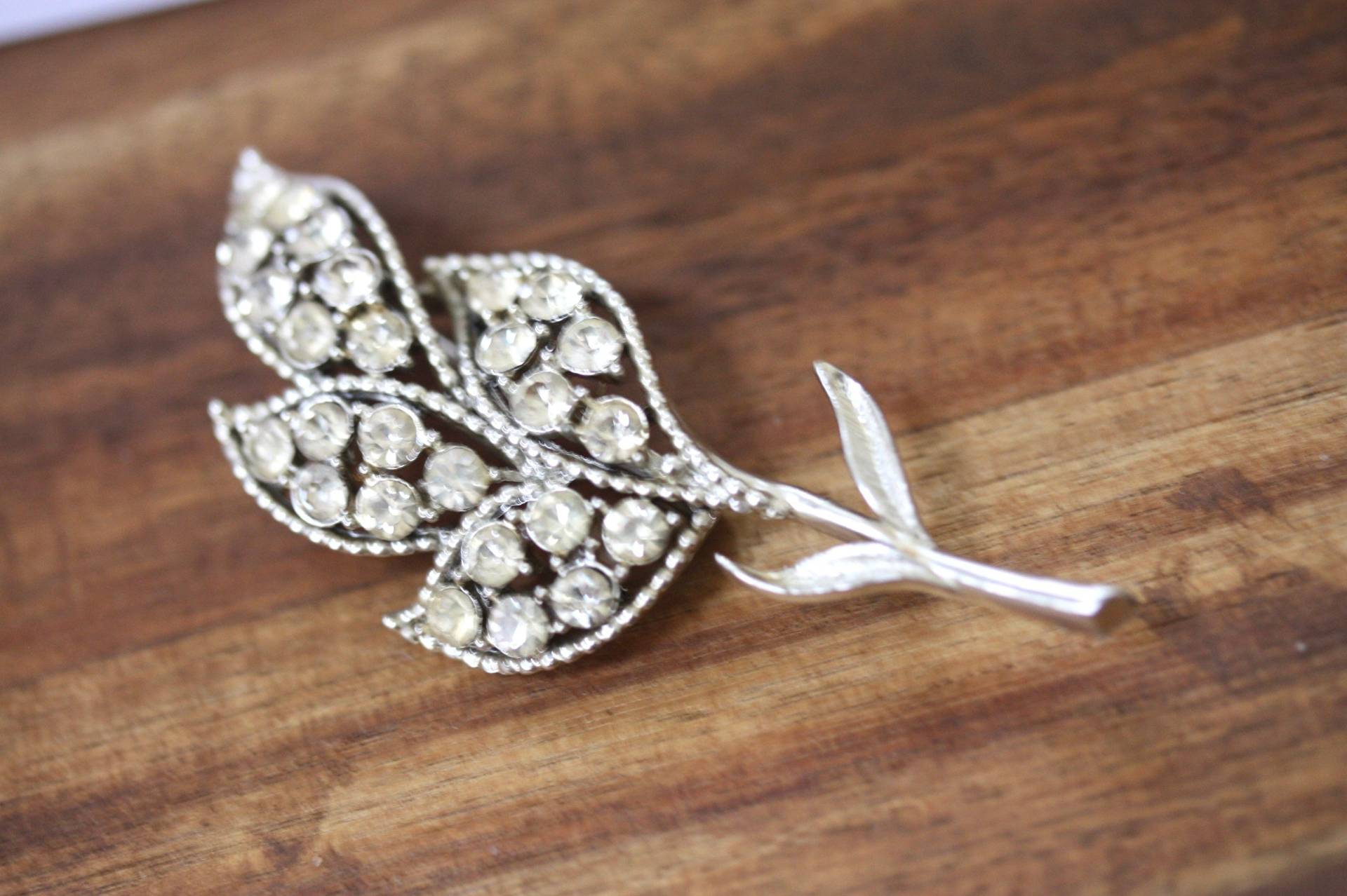 Versilberte Vintage Strass-Anstecknadel von VeryVintageFinds