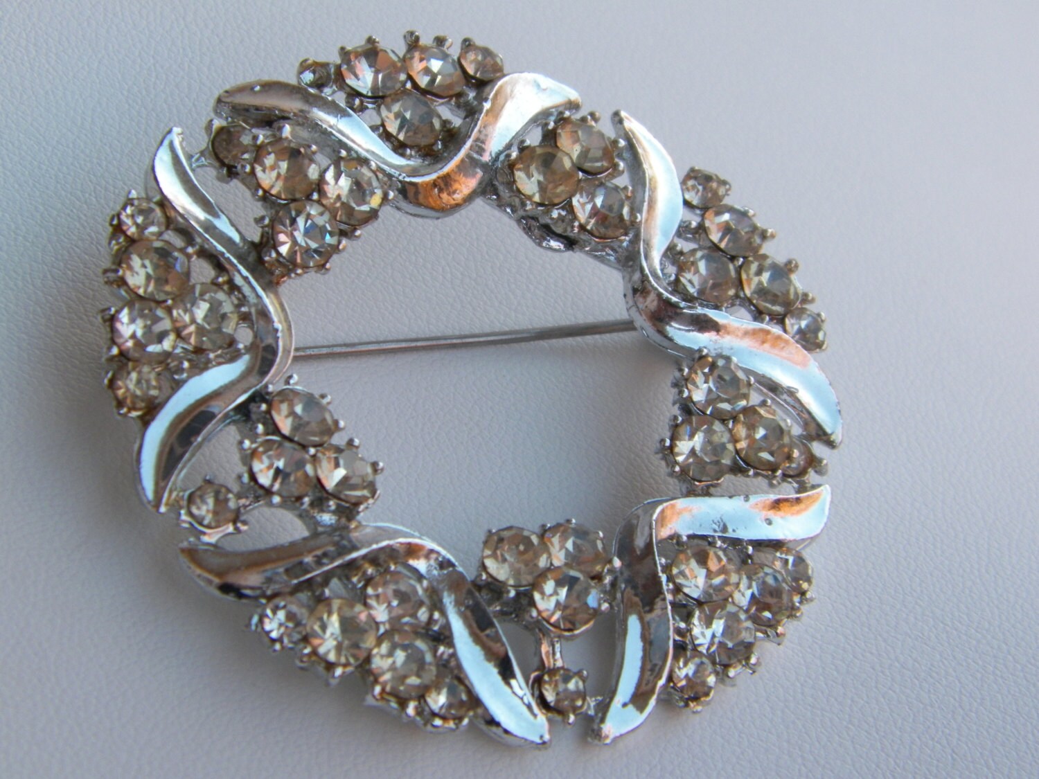 Vintage Anstecknadel - Weißer Strasskranz von VeryVintageFinds